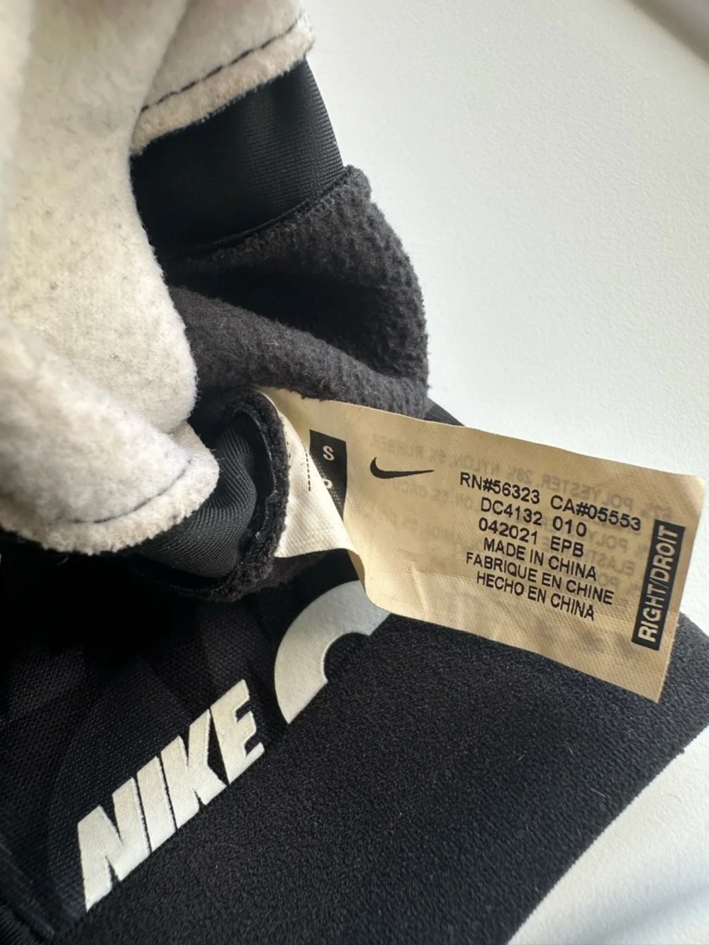 Nike HyperWarm Gloves Boys Size S (8–10) Black Thermal Sports Running